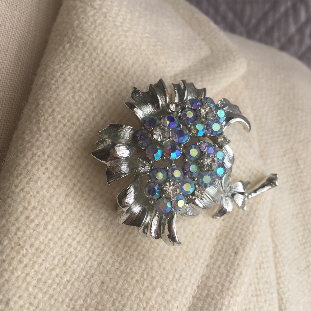 Vintage aurora borealis blue rhinestone brooch